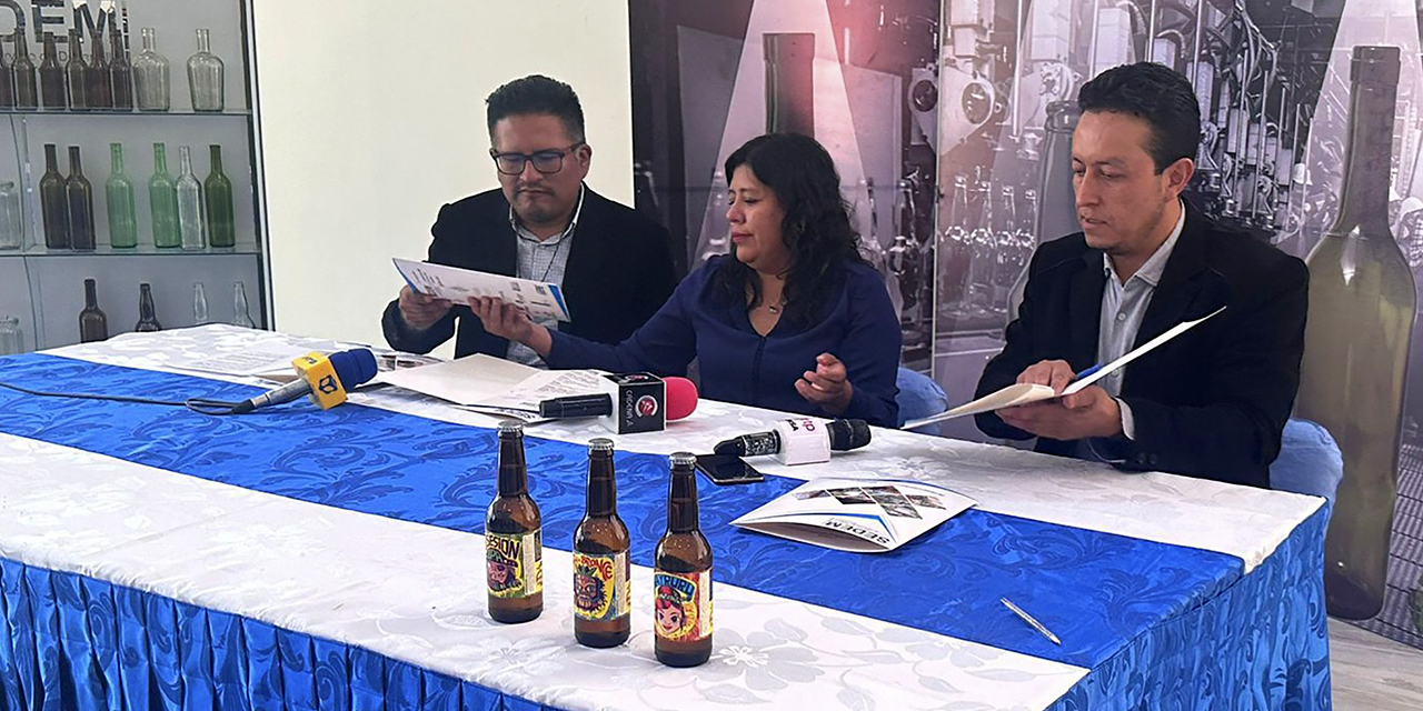 Firma de contrato entre Envibol y la empresa Rebelión Cervecería Artesanal. (Foto: Ahora El Pueblo)