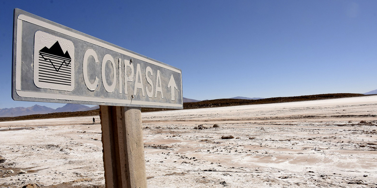 El salar de Coipasa está ubicado en el departamento de Oruro.