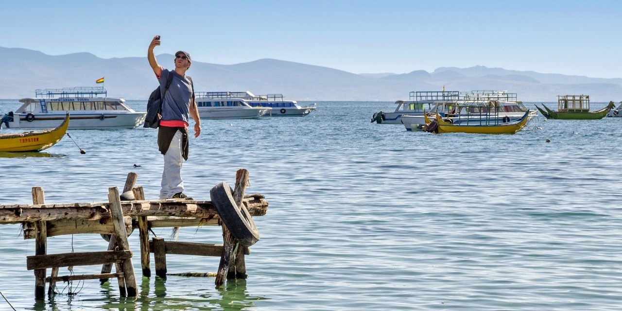 Un turista en el Lago Titicaca. Foto: MDPyEP.