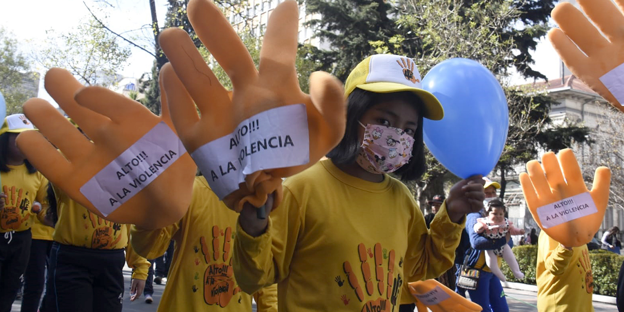 Niños recorren las calles paceñas para visibilizar la lucha contra la violencia. 