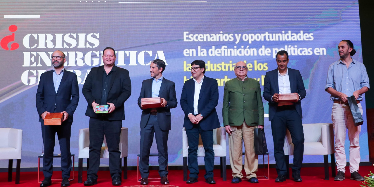 Autoridades que participaron del foro sobre la industria de los hidrocarburos y litio.