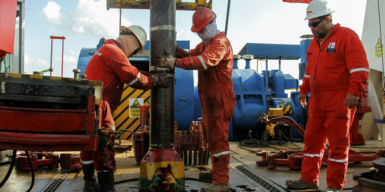 Perforación de pozos como parte de la exploración integral que lleva adelante la estatal petrolera. (Foto: YPFB)