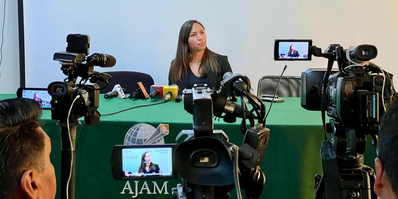 La directora de Fiscalización, Control y Coordinación Institucional de la AJAM, Gabriela Pantoja, en conferencia de prensa. | Foto: AJAM