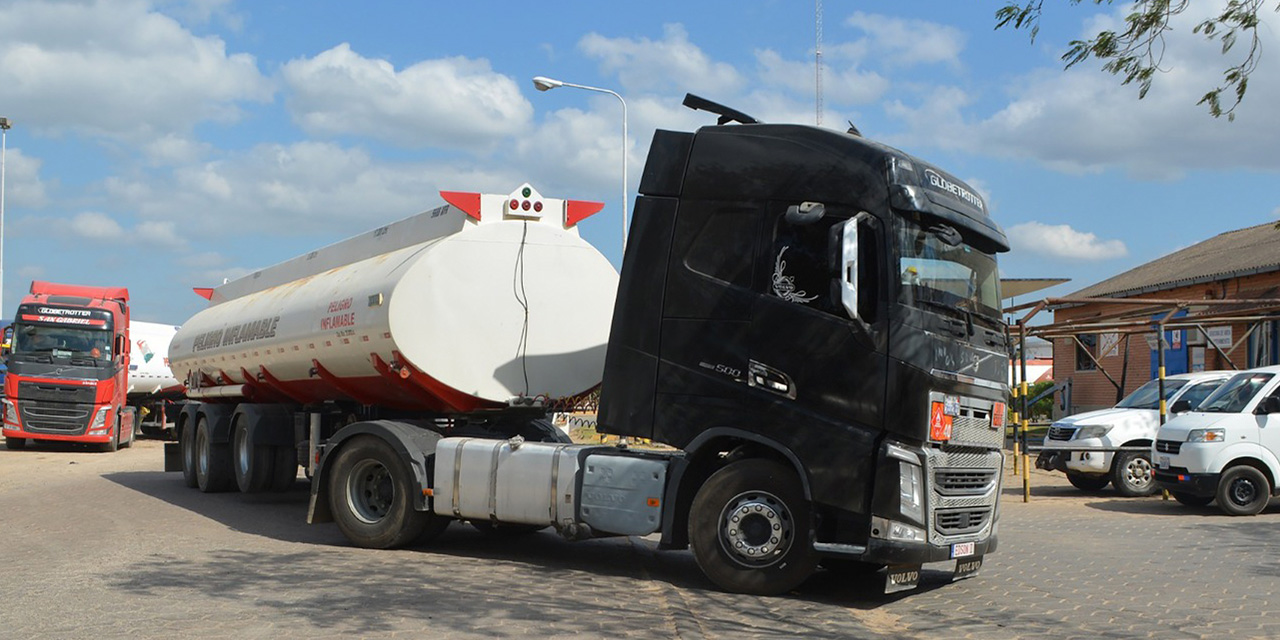 Un carro cisterna transporta combustible. Foto: YPFB