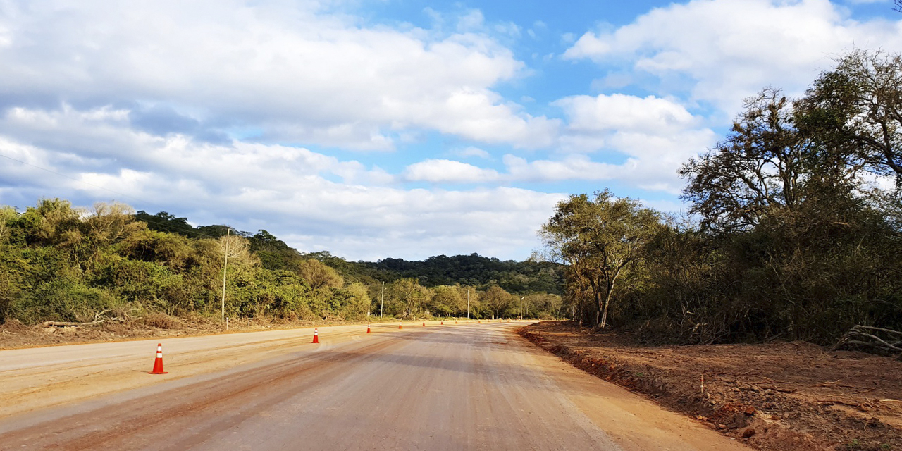 En la carretera Buena VistaLas Cruces “no hay monte virgen, sino una vía de más de 100 años de antigüedad consolidada, de tierra, de ripio, que quiere únicamente pavimentarse”.