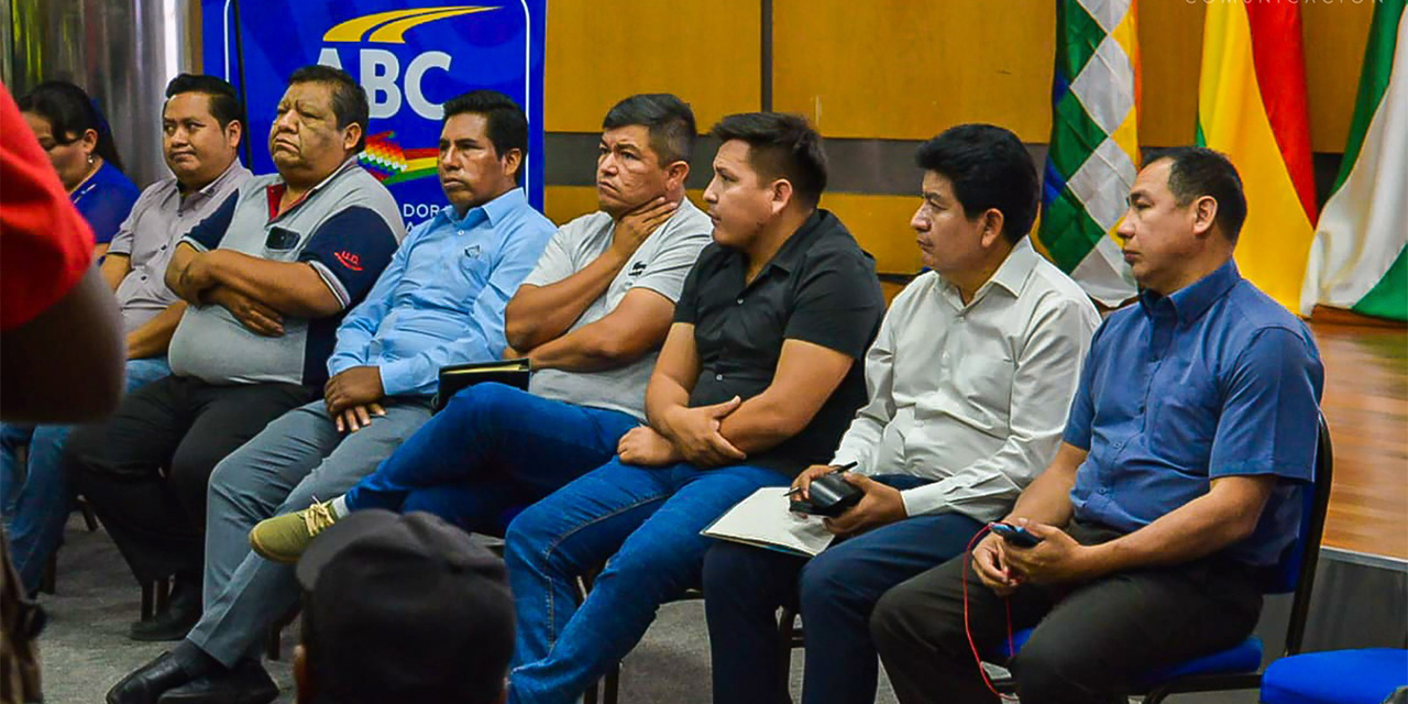 El ministro de Obras Públicas, Édgar Montaño, en la reunión de ayer. Foto:  Ministerio de Obras Públicas