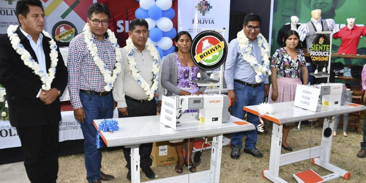 El ministro Néstor Huanca entrega una parte de las máquinas a los micro y pequeños empresarios. 