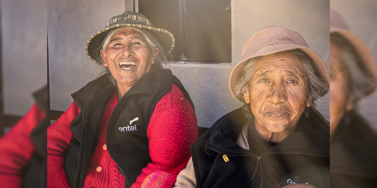 'Voluntarios Entel' entregan donativos para adultos mayores en localidades rurales