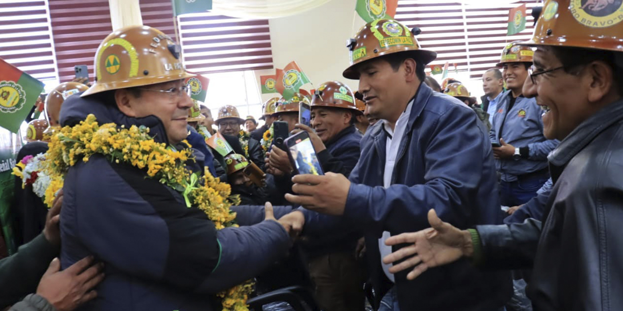 El presidente Luis Arce, en  el acto por el 46 aniversario de Fedecomin La Paz. (Foto: Presidencia)