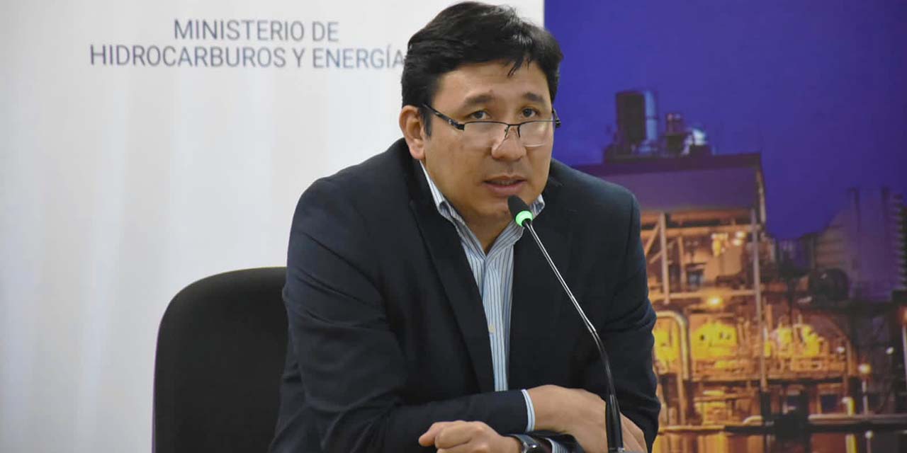 El ministro de Hidrocarburos y Energías, Franklin Molina, en conferencia de prensa. Foto: Archivo.