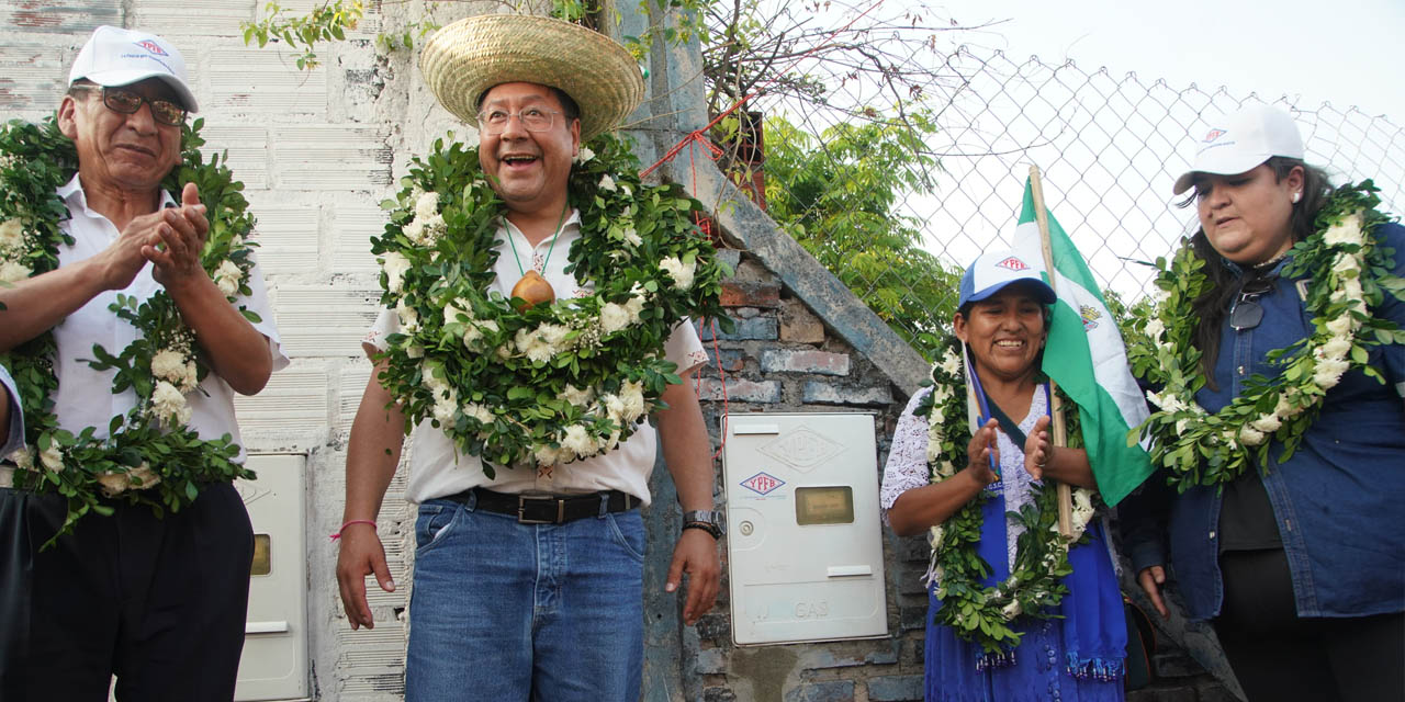 El presidente Luis Arce entregó obras en la urbanización cruceña de Patujú. Foto: Comunicación Presidencial.