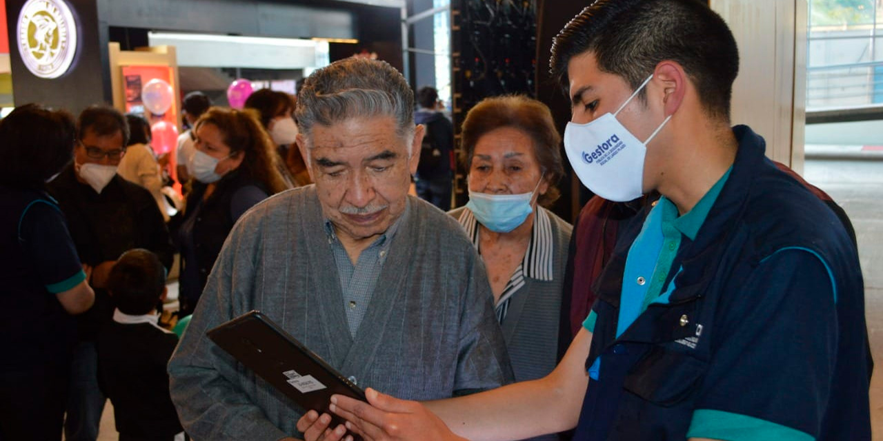 Un jubilado recibe información de un funcionario de la Gestora. Foto: Archivo