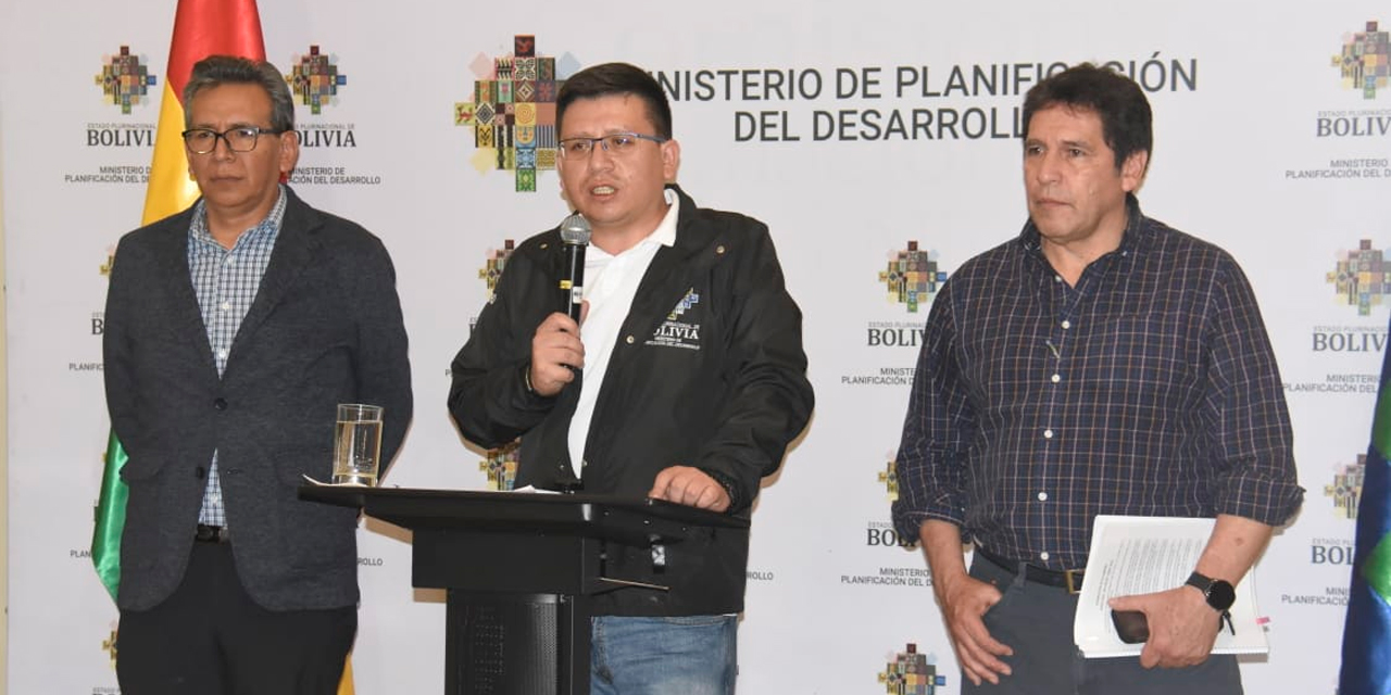 El ministro de Planificación para el Desarrollo, Sergio Cusicanqui, en conferencia de prensa. | Foto: Gonzalo Jallasi