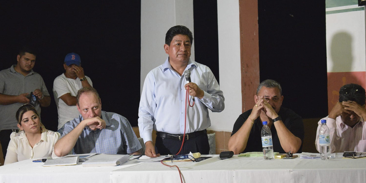 La comisión de autoridades en la reunión en Guayaramerín a la cabeza del ministro de Obras Públicas, Edgar Montaño. Foto: RRSS