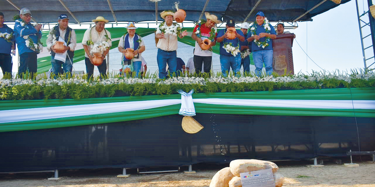 Colocado de la piedra fundamental de la Planta de Algodón. | Foto:  MDRyT