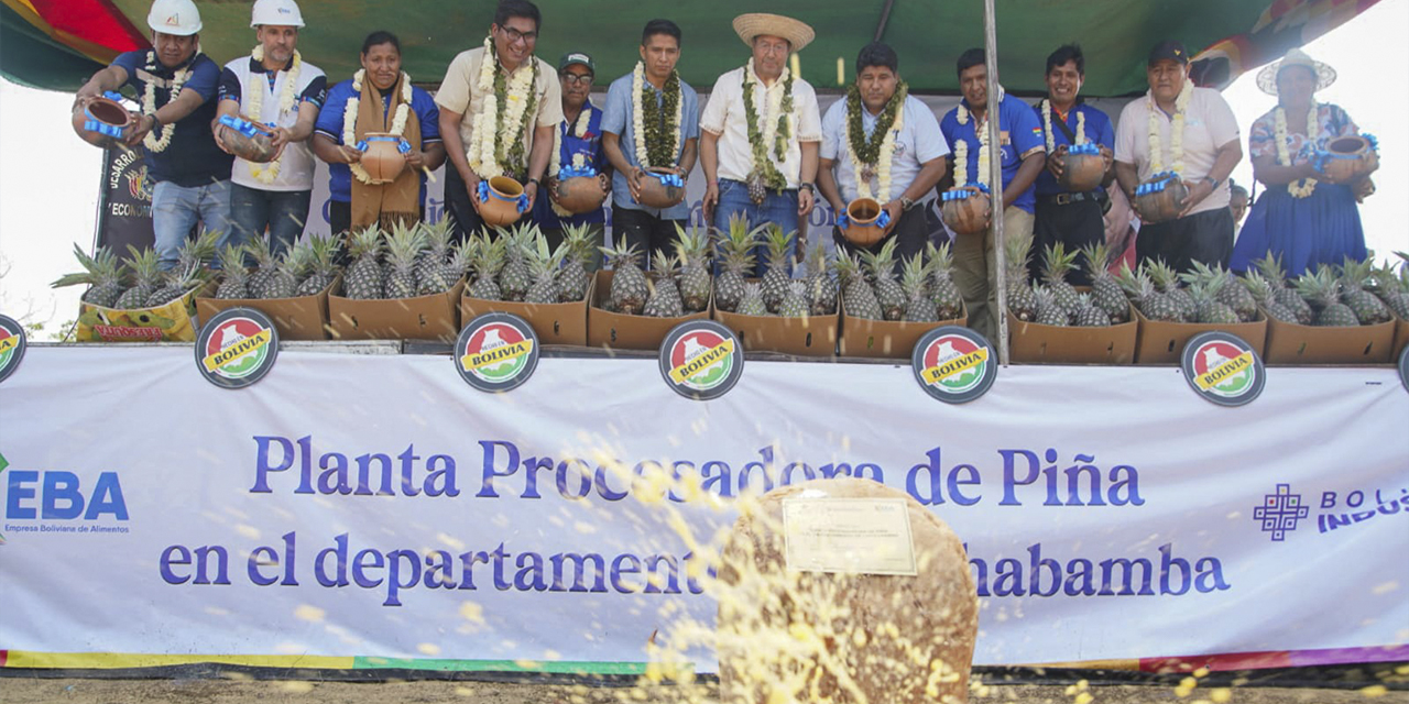 El presidente Luis Arce realiza la ch’alla tradicional en el inicio de la construcción de la Planta Procesadora de Piña. 