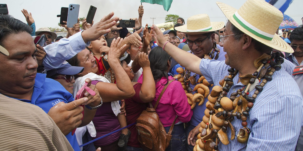 El presidente Luis Arce recibe el cariño de los pandinos. 