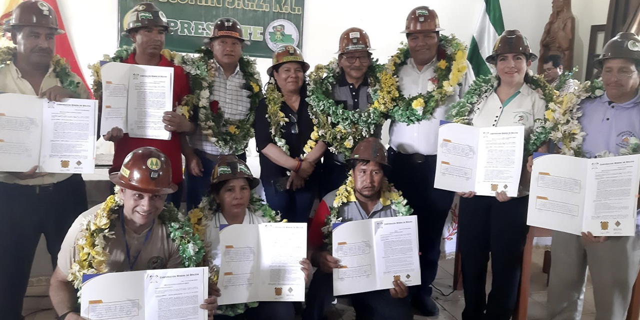 Mineros beneficiados con los contratos. (Foto: Ministerio de Minería)