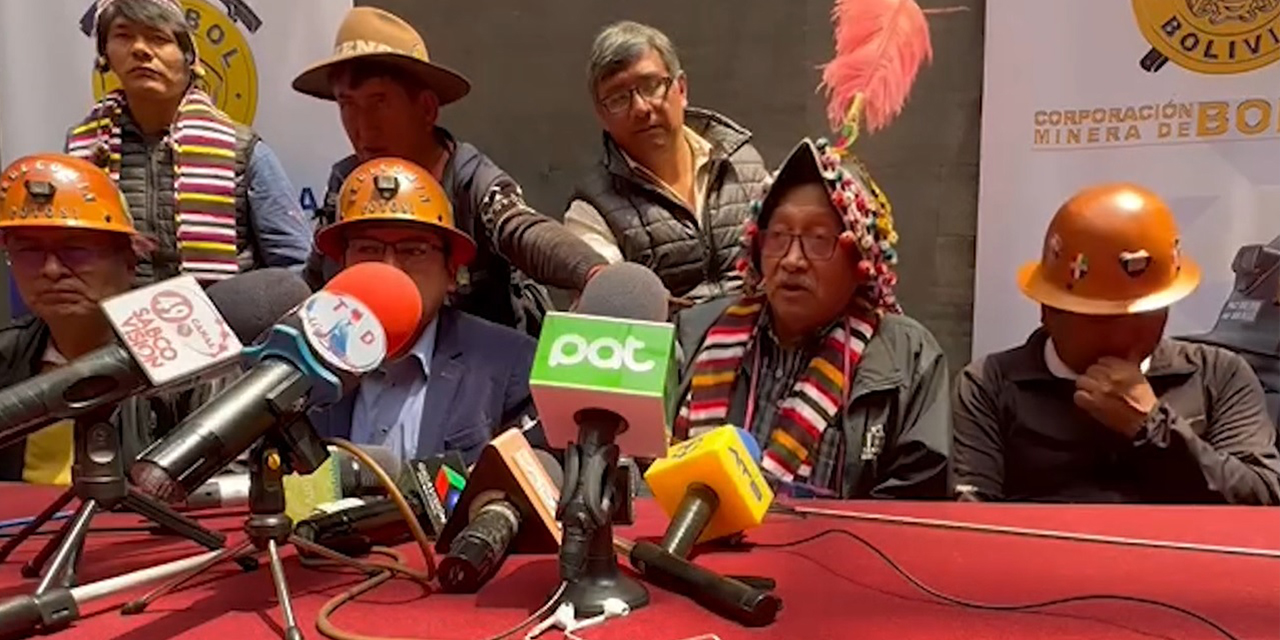 El ministro de Minería, Marcelino Quispe, en conferencia de prensa, ayer.