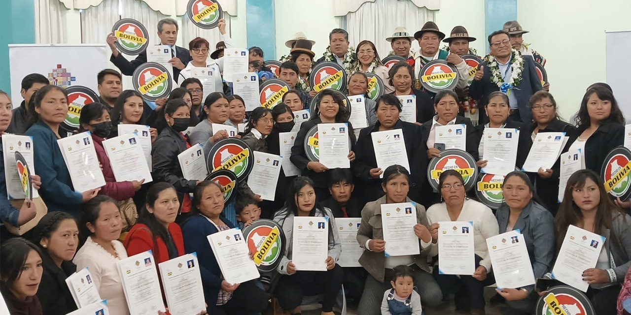 Personas beneficiadas con la certificación de competencias. Foto:  Ministerio de Desarrollo Productivo