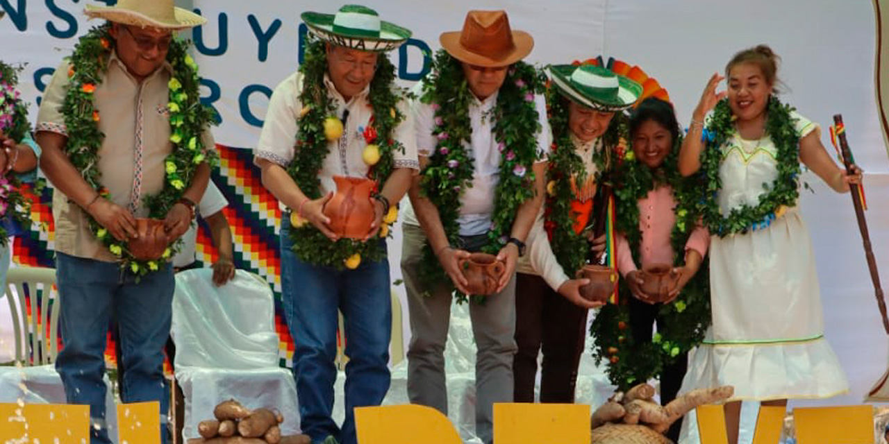 El presidente Luis Arce y otras autoridades en la ch’alla de la piedra fundamental de la planta. Fotos: Presidencia