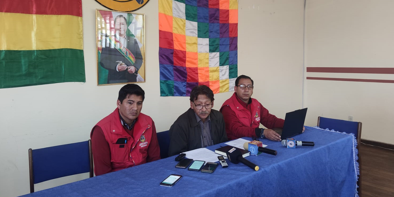 El ministro de Minería y Metalurgia, Marcelino Quispe, en conferencia de prensa.