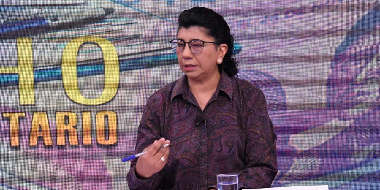 La directora General Programación y Gestión Presupuestaria, Gloria Villanurva en el programa "Las 7 en el 7" de Bolivia Tv.