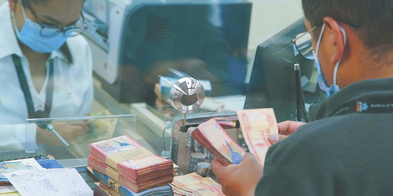 Gran parte de las cuentas bancarias son en moneda nacional. (Foto: Jorge Mamani)