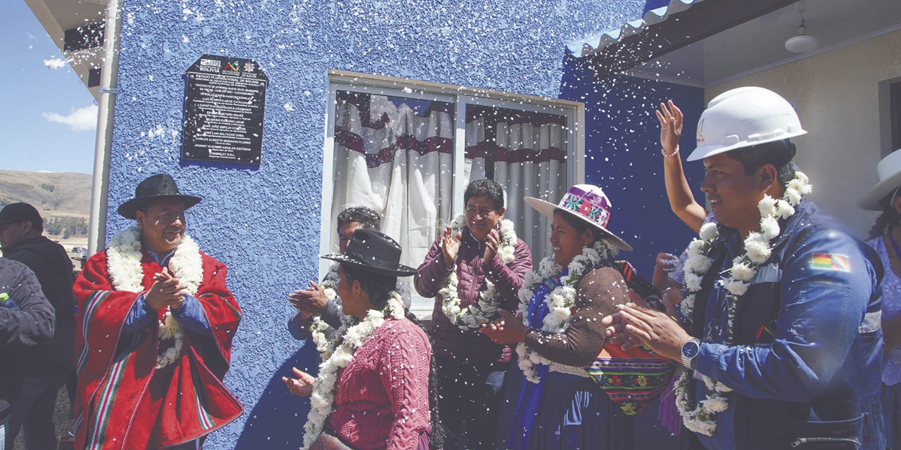 Celebración por entrega de viviendas. 