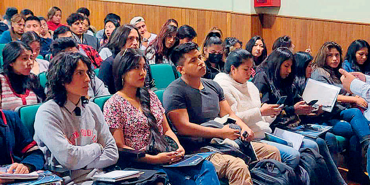 Los jóvenes que participaron en el taller. Foto: YLB