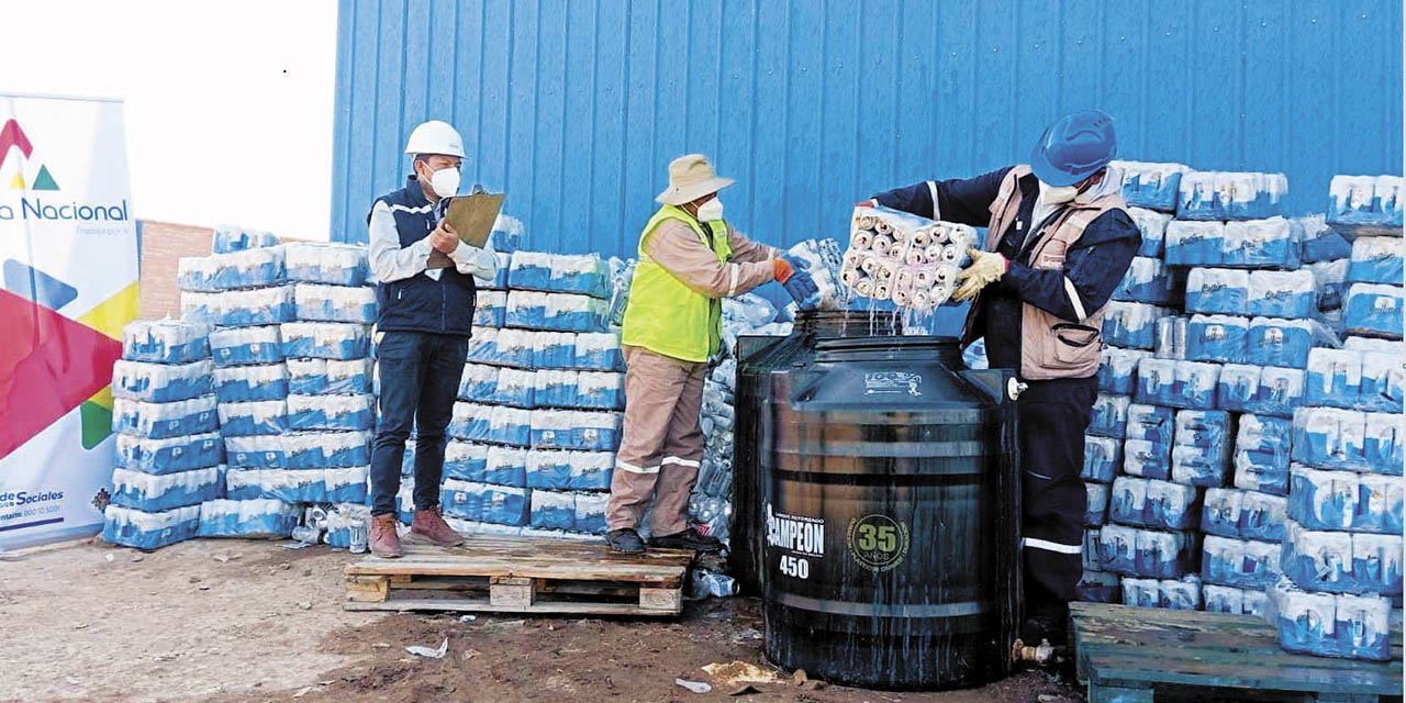 Procedimiento de destrucción de bebidas decomisadas.  | Foto: Aduana Nacional