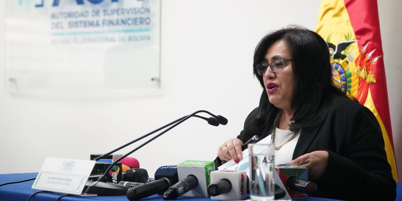 La directora de la ASFI, Ivette Espinoza, en conferencia de prensa. Foto: Jorge Mamani.