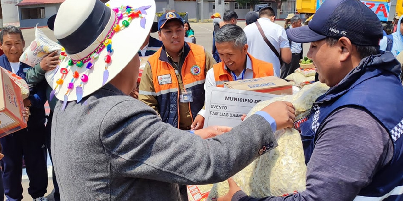 Entrega de ayuda humanitaria en Cochabamba. Foto tomada de la cuenta del presidente Luis Arce