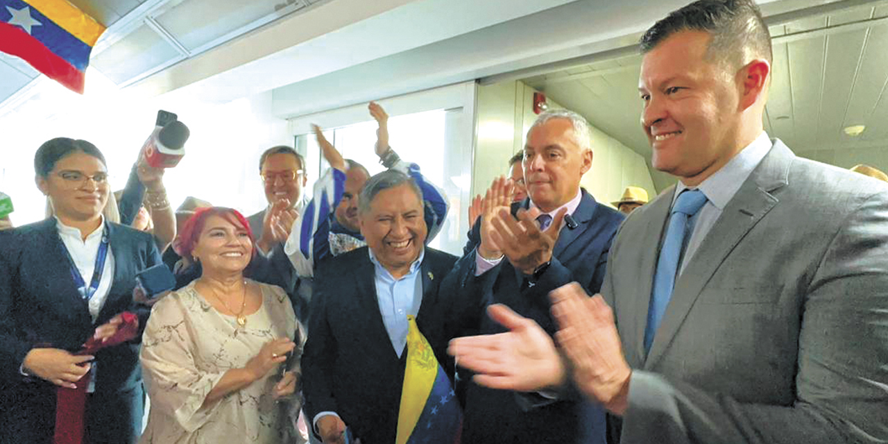 Autoridades de Bolivia y Venezuela durante el vuelo inaugural Santa Cruz-Caracas. | Foto: AVN