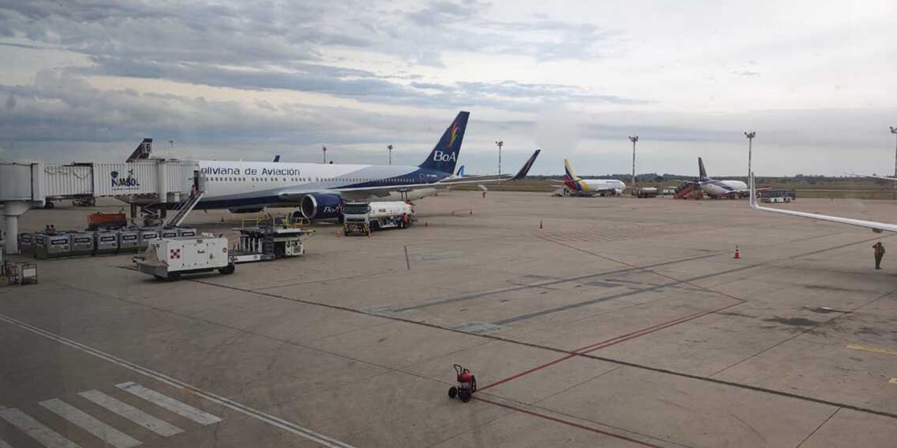 Un avión de BoA aterriza en el aeropuerto internacional "Simón Bolívar", en Caracas, Venezuela. Foto: Maribel Condori.