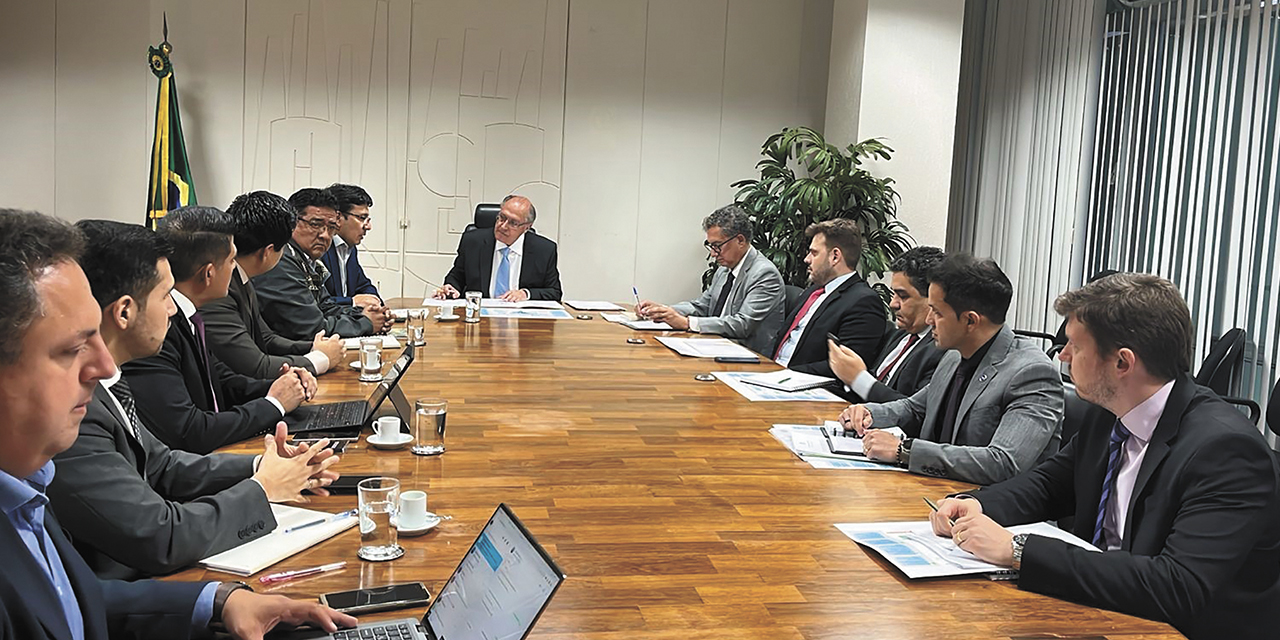 Una de las reuniones entre autoridades brasileñas y bolivianas, el lunes. | Foto: Min. Hidrocarburos