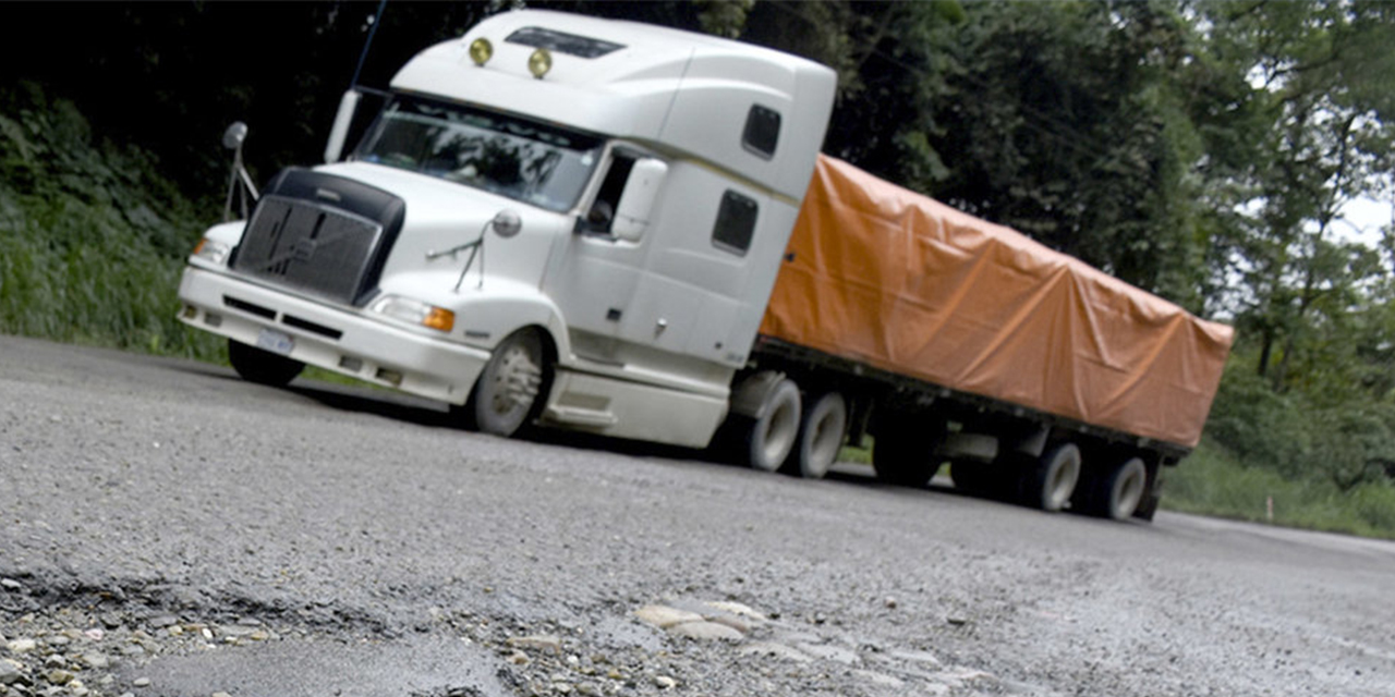 La carretera fue ejecutada con pavimento flexible y será cambiado a pavimento rígido.