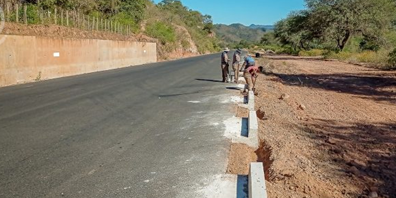 Obreros en la carretera Muyupampa – Ipatí.