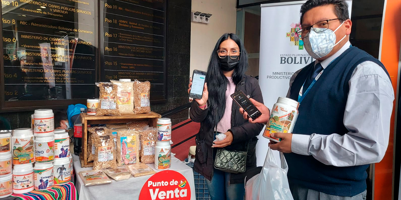 Funcionarios públicos hacen sus compras a través de la app "Consume lo Nuestro". Foto: MDPyEP.