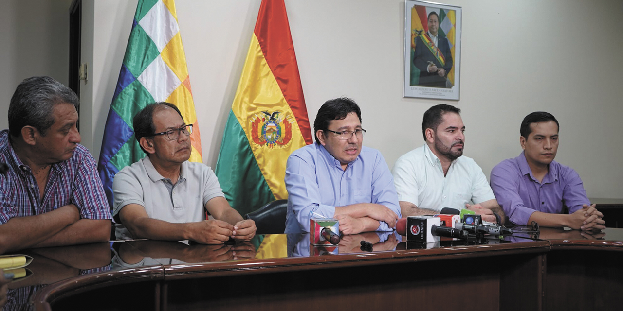 El ministro Franklin Molina, en Santa Cruz, con directivos de Anapo y de la CAO.| Foto: MHE