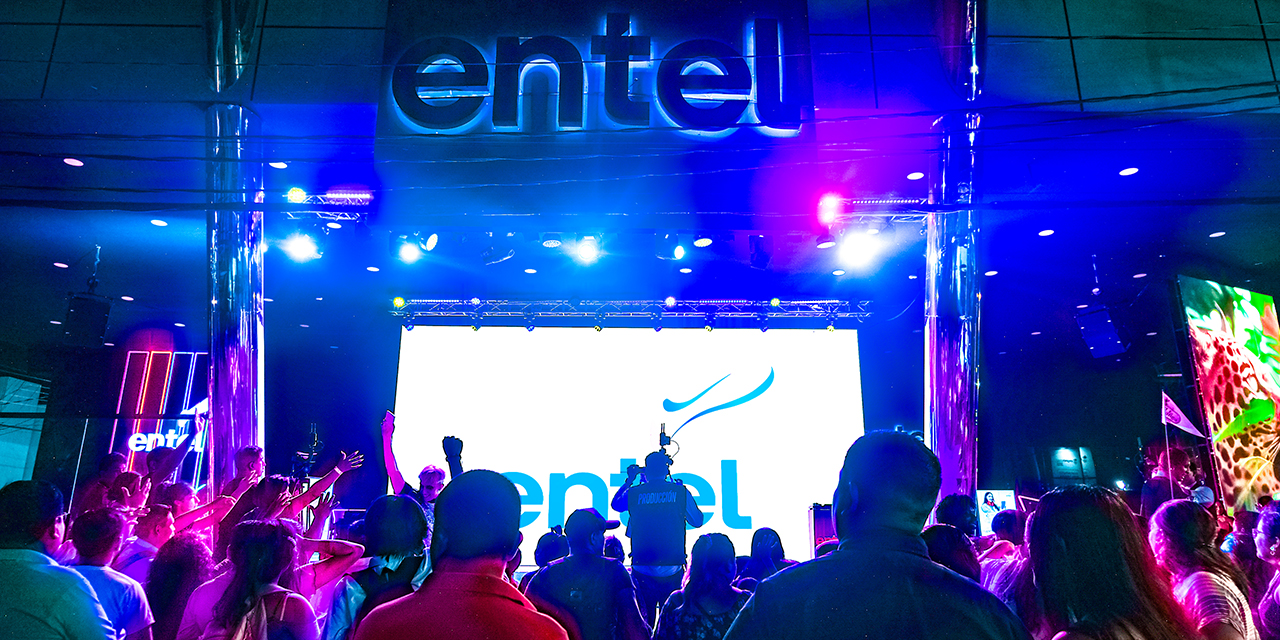 El stand de Entel en la Expocruz fue el favorito del público y destacó por originalidad y vistosidad