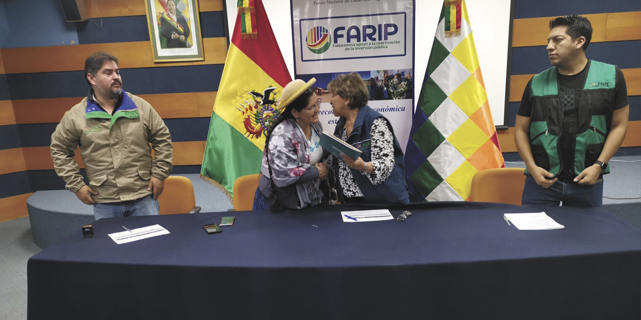 Las autoridades durante la firma del convenio.  | Foto: FNDR