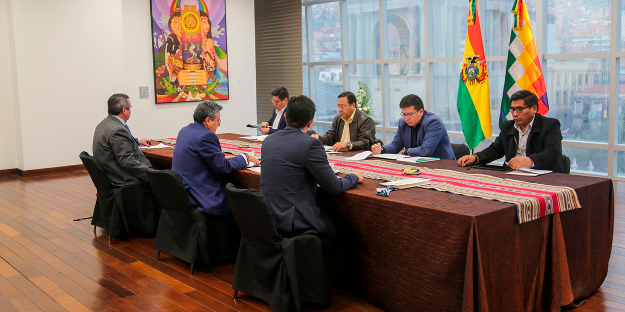 El presidente Luis Arce junto a ministros de Estado en la reunión con los directivos de la CEPB en Casa Grande del Pueblo. Foto: Comunicación Presidencial