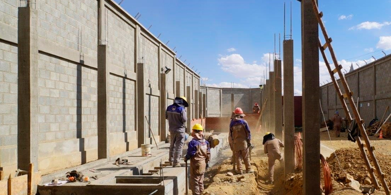 Personal de ENDE en trabajos de construcción. Foto: ENDE