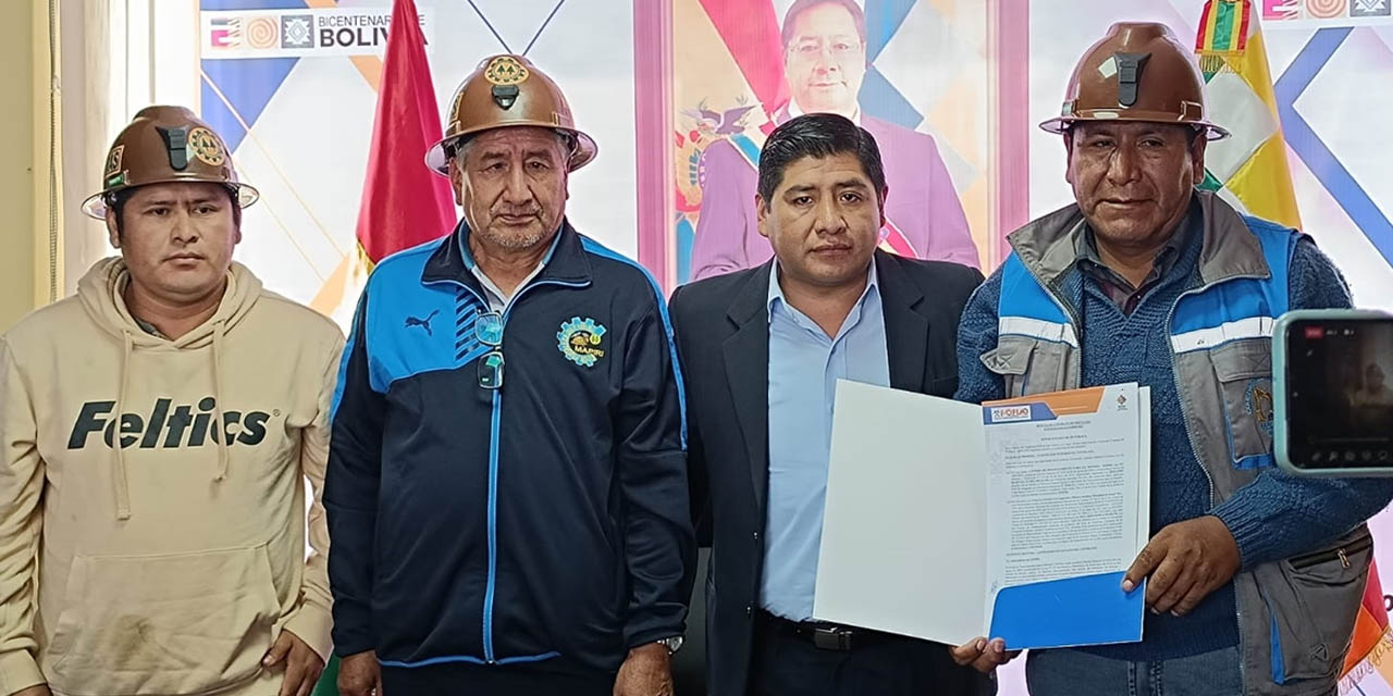 El director del Fofim, Rolando Yujra, junto a representantes de la Cooperativa Fortaleza. | Foto: Fofim