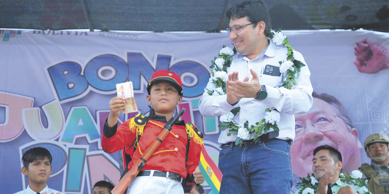 El ministro Molina junto a un beneficiario del bono. | Foto: Min. Hidrocarburos