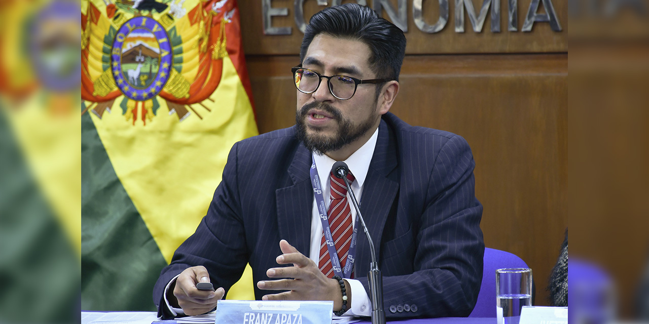 El viceministro de Pensiones y Servicios Financieros, Franz Apaza, en conferencia de prensa. Foto: MEFP.