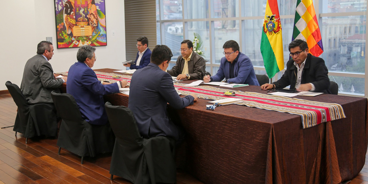 El presidente Luis Arce y empresarios en la Casa Grande del Pueblo. Foto: Presidencia