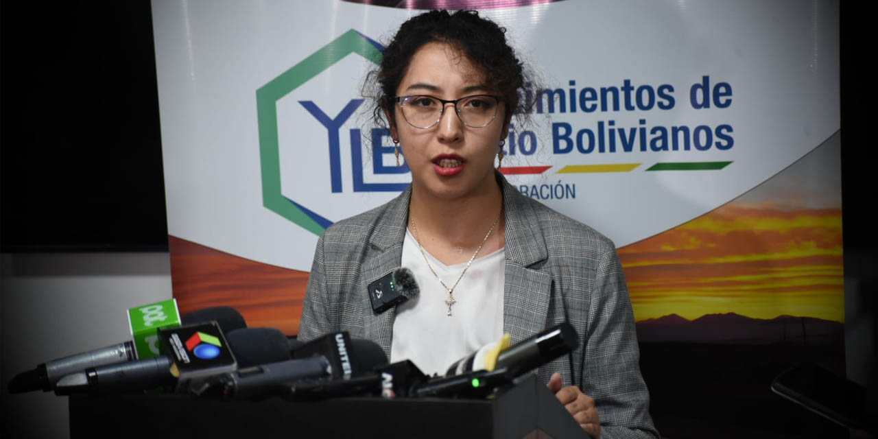 La presidenta de la estatal YLB, Karla Calderón. | Foto: Gustavo Ticona