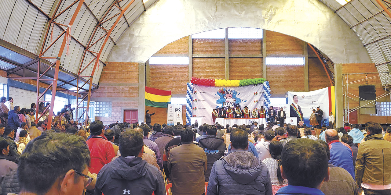 Acto de entrega de certificados de competencia a los productores de leche en Achacachi.  | Foto: MDYEP